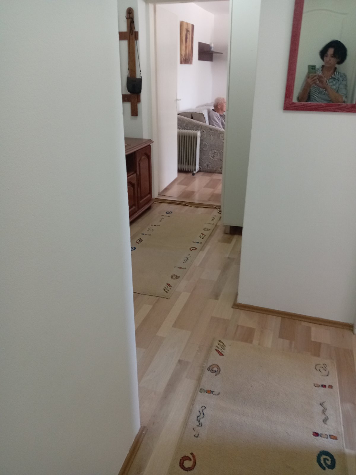 IZDAJEM STAN U MOKRANJČEVOJ, 40 KVADRATA U PRIZEMLJU, OPREMLJEN, TA, KONTAKT TEL 0653450101 I 0641694002  VESNA