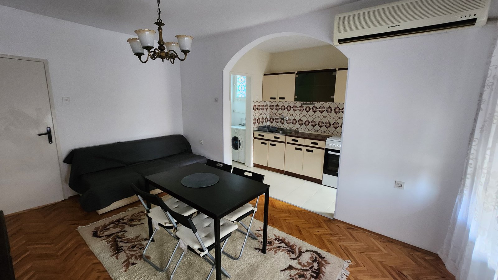 Izdajem kompletno namešten četvorosoban stan od 80m2 u mirnom i lepom delu Duvaništa