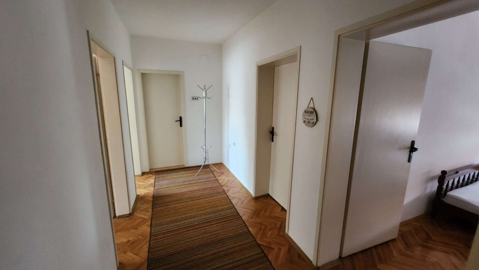 Izdajem kompletno namešten četvorosoban stan od 80m2 u mirnom i lepom delu Duvaništa