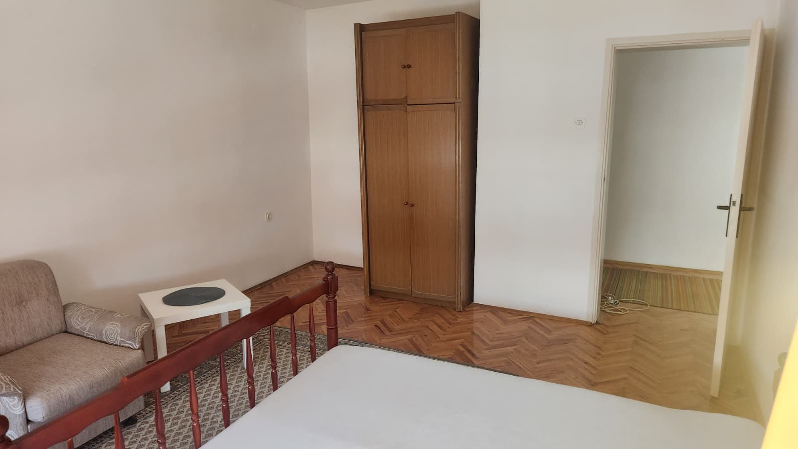 Izdajem kompletno namešten četvorosoban stan od 80m2 u mirnom i lepom delu Duvaništa