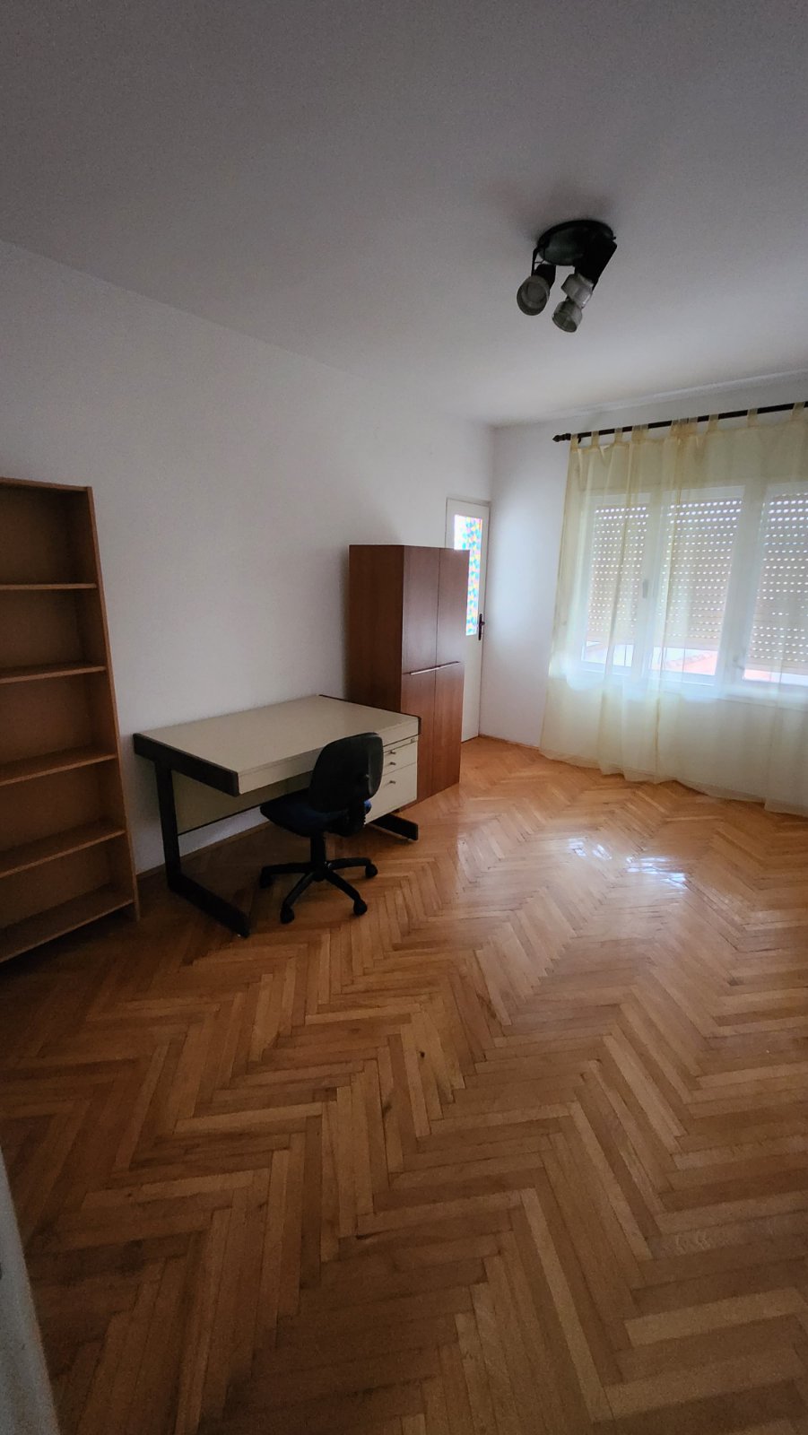 Izdajem kompletno namešten četvorosoban stan od 80m2 u mirnom i lepom delu Duvaništa