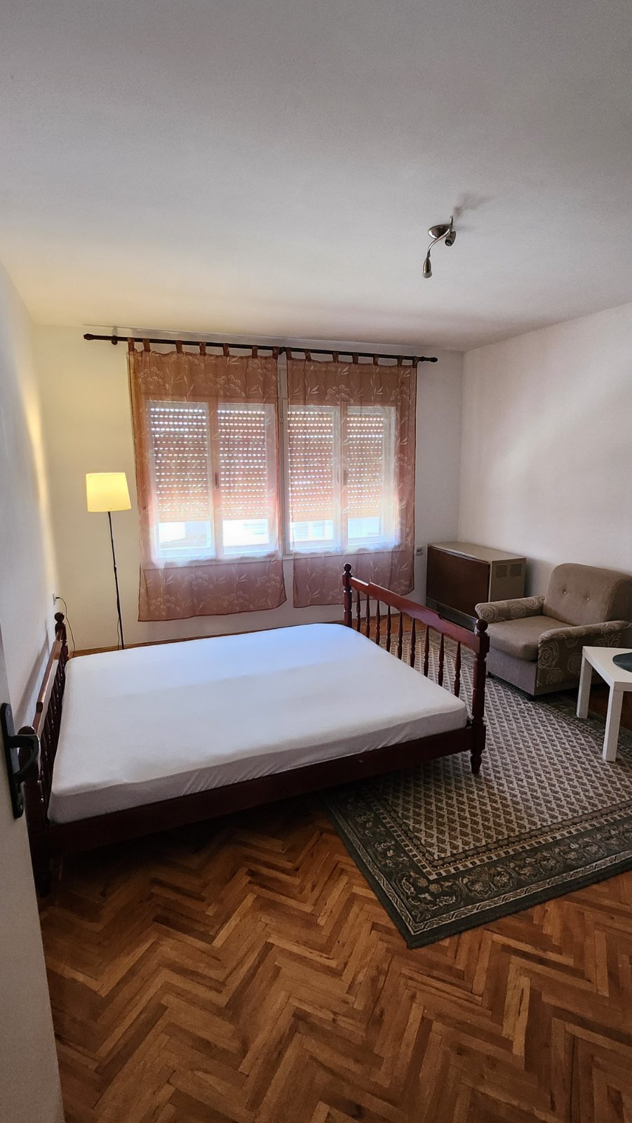 Izdajem kompletno namešten četvorosoban stan od 80m2 u mirnom i lepom delu Duvaništa