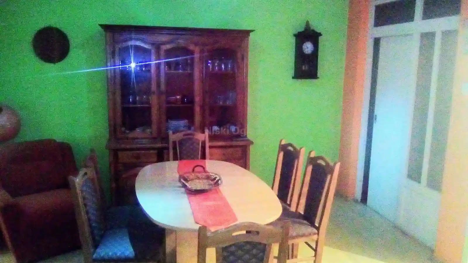 Izdajem namešten stan u prizemlju kuće u Brzom Brdu, sa parnim grejanjem. Stan je za jednu ili dve osobe. Sa svim troškovima i stanarinom – ukupna cena je 30000 din. Br tel. 0641735506