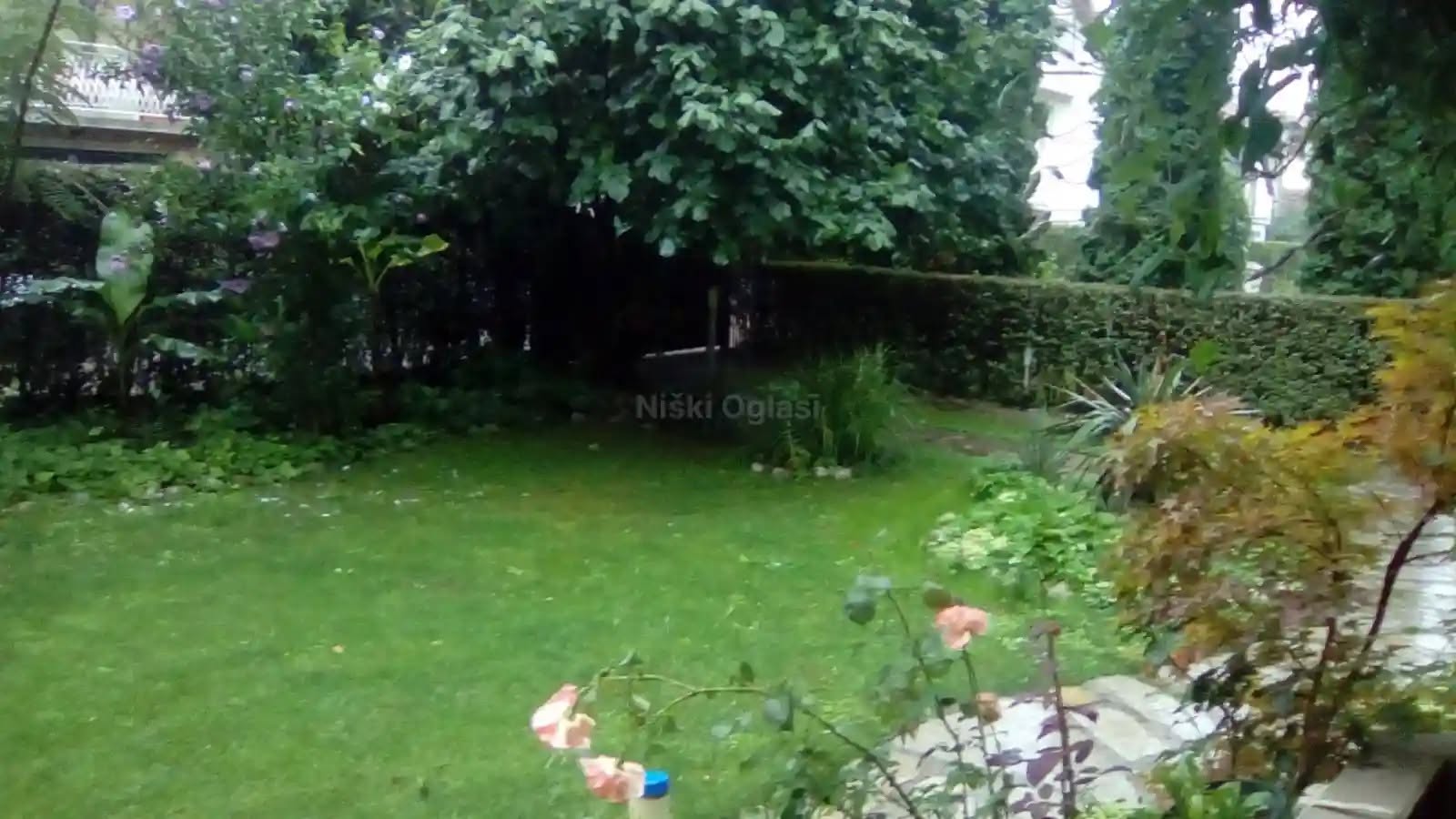 Izdajem namešten stan u prizemlju kuće u Brzom Brdu, sa parnim grejanjem. Stan je za jednu ili dve osobe. Sa svim troškovima i stanarinom – ukupna cena je 30000 din. Br tel. 0641735506
