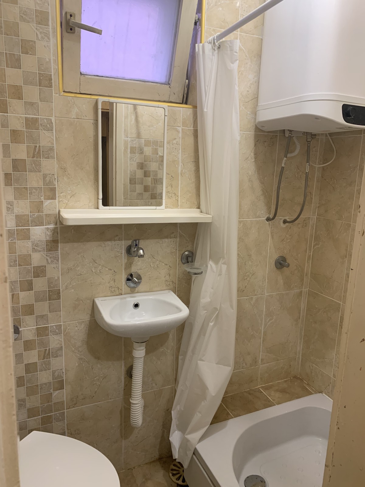 Izdajem kompletno namestenu garsonjeru u prizemlju privatne kuce iza crkve Car Konstantin na bulevaru , poseban ulaz, internet, KTV na duzi vremenski period. Cena 150e + troskovi 0641533825 po potrebi koristiti viber