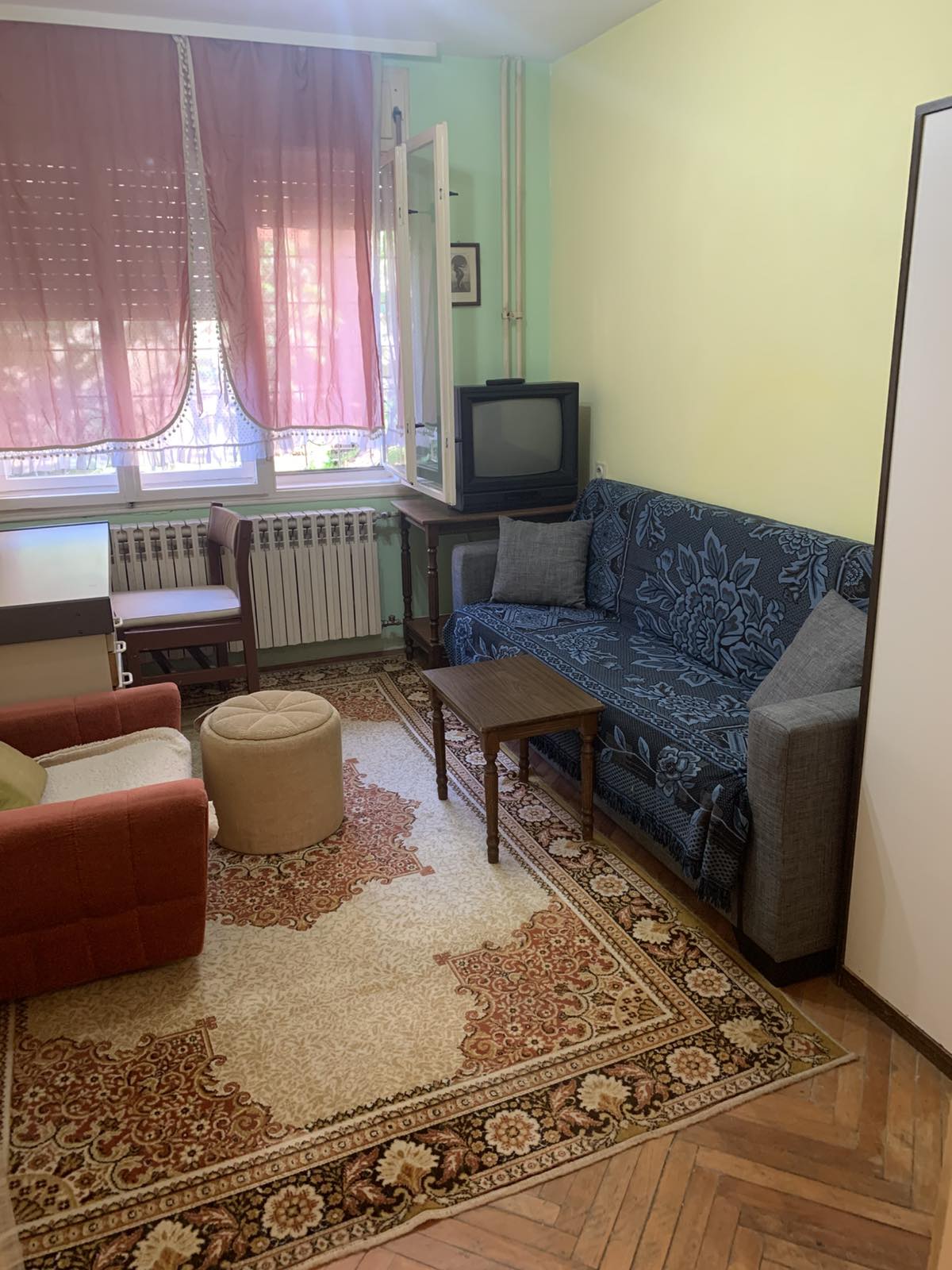 Izdajem kompletno namestenu garsonjeru u prizemlju privatne kuce iza crkve Car Konstantin na bulevaru , poseban ulaz, internet, KTV na duzi vremenski period. Cena 150e + troskovi 0641533825 po potrebi koristiti viber