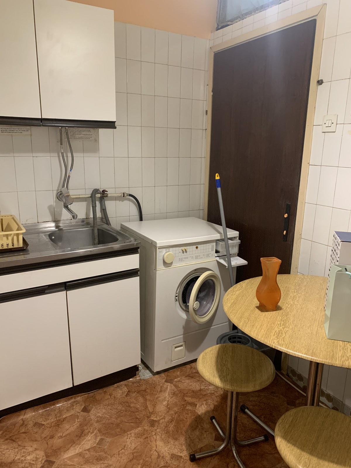 Izdajem kompletno namestenu garsonjeru u prizemlju privatne kuce iza crkve Car Konstantin na bulevaru , poseban ulaz, internet, KTV na duzi vremenski period. Cena 150e + troskovi 0641533825 po potrebi koristiti viber