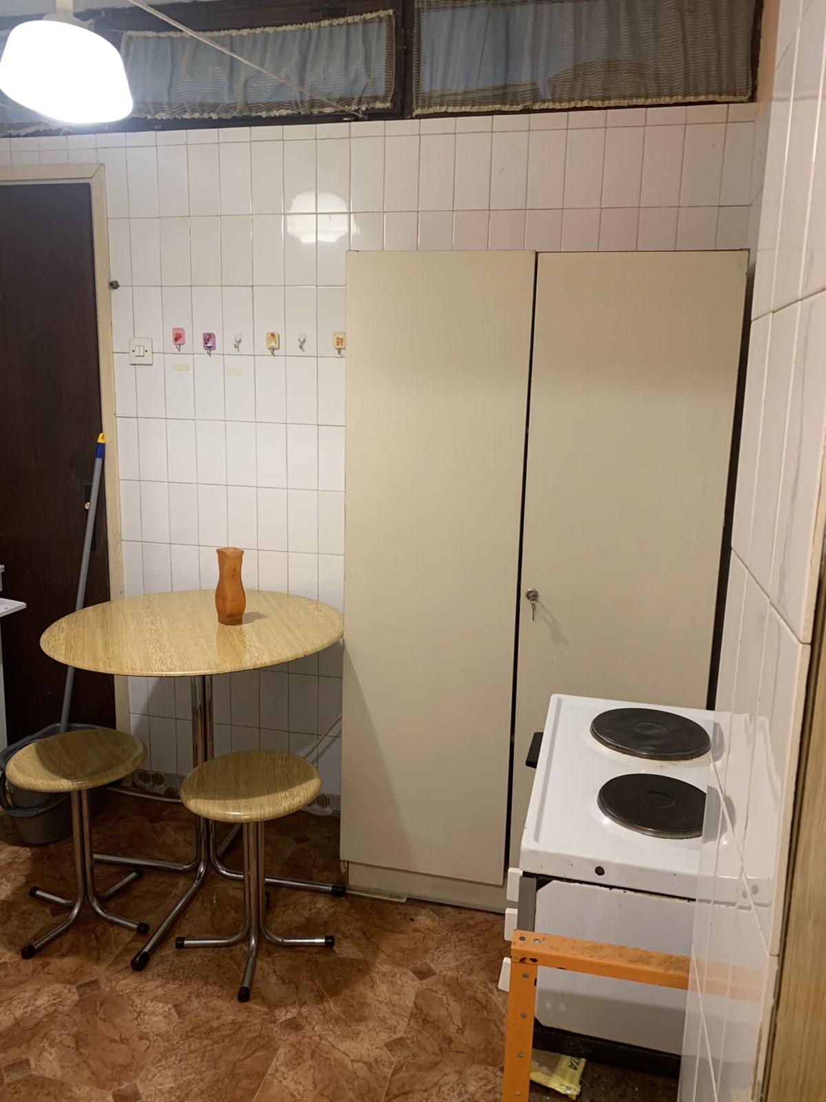 Izdajem kompletno namestenu garsonjeru u prizemlju privatne kuce iza crkve Car Konstantin na bulevaru , poseban ulaz, internet, KTV na duzi vremenski period. Cena 150e + troskovi 0641533825 po potrebi koristiti viber