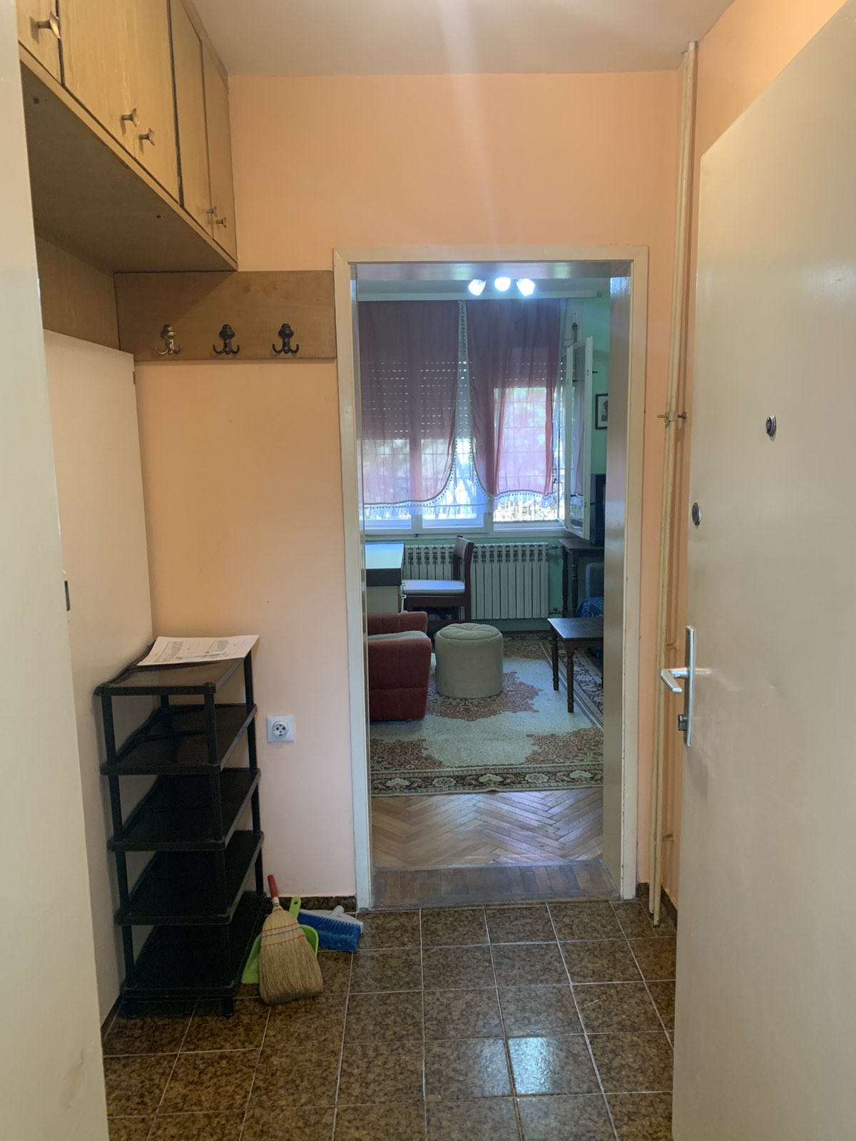 Izdajem kompletno namestenu garsonjeru u prizemlju privatne kuce iza crkve Car Konstantin na bulevaru , poseban ulaz, internet, KTV na duzi vremenski period. Cena 150e + troskovi 0641533825 po potrebi koristiti viber