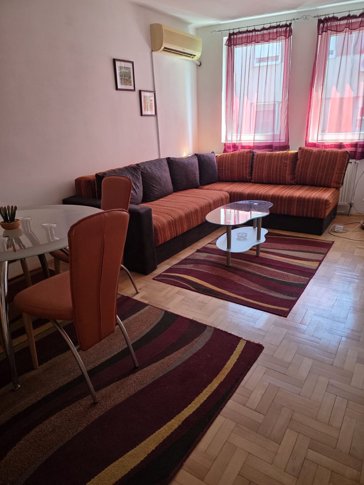 Izdajem garsonjeru u strogom centru Nisa ,kod pravnog i ekonomskog fakulteta ,opremljenu ,mogu da spavaju 2 osobe,garnitura se razvlaci i bude trosed.Centralno grejanje.tel 063400805