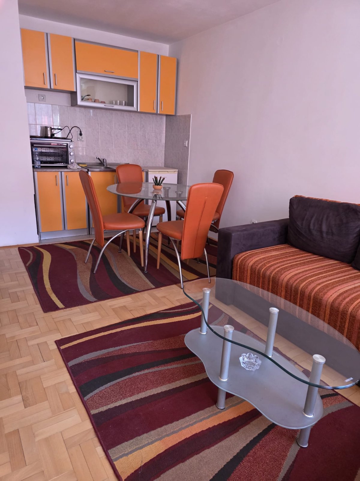 Izdajem garsonjeru u strogom centru Nisa ,kod pravnog i ekonomskog fakulteta ,opremljenu ,mogu da spavaju 2 osobe,garnitura se razvlaci i bude trosed.Centralno grejanje.tel 063400805