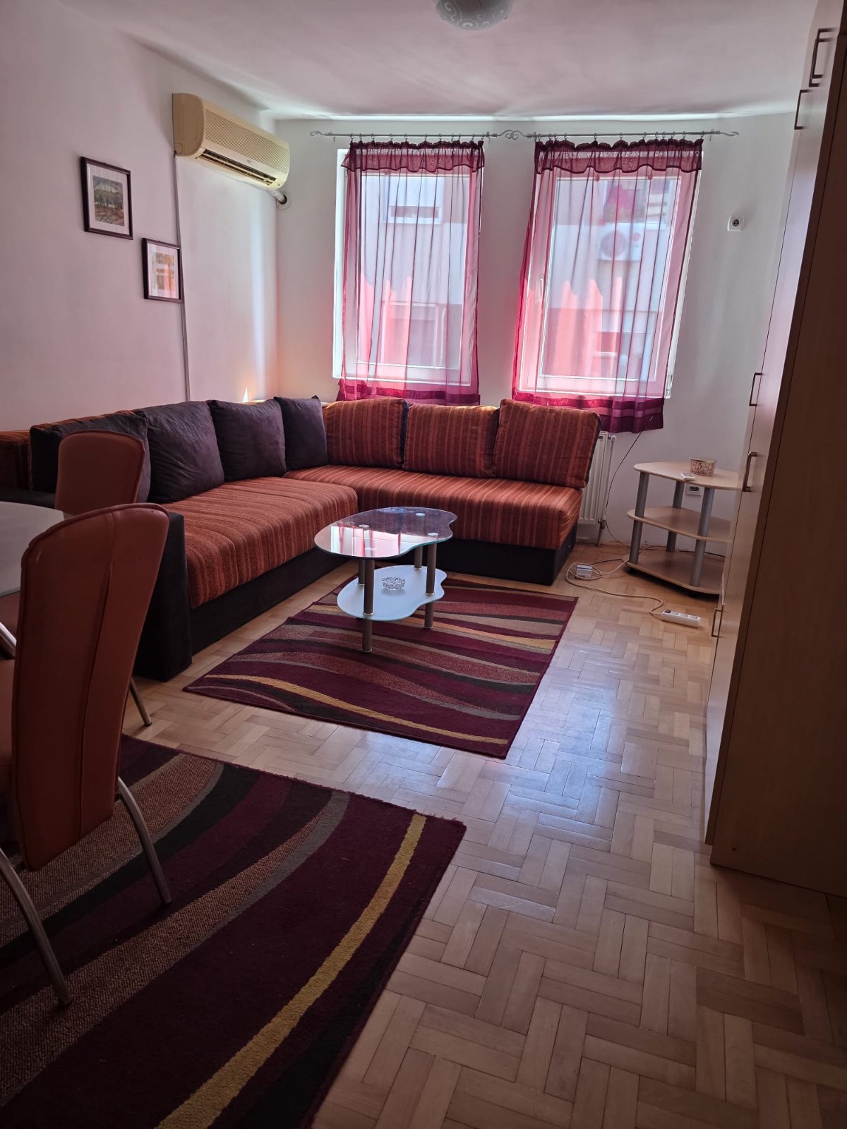 Izdajem garsonjeru u strogom centru Nisa ,kod pravnog i ekonomskog fakulteta ,opremljenu ,mogu da spavaju 2 osobe,garnitura se razvlaci i bude trosed.Centralno grejanje.tel 063400805