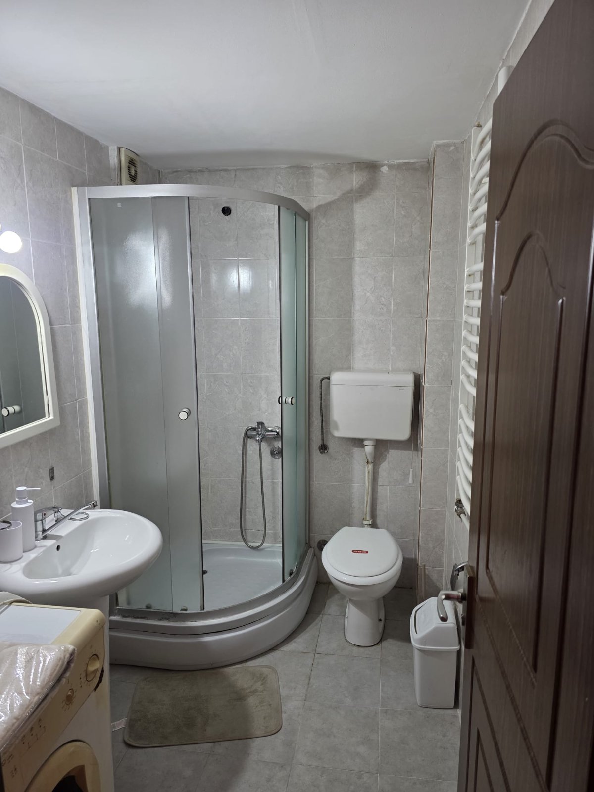 Izdajem garsonjeru u strogom centru Nisa ,kod pravnog i ekonomskog fakulteta ,opremljenu ,mogu da spavaju 2 osobe,garnitura se razvlaci i bude trosed.Centralno grejanje.tel 063400805