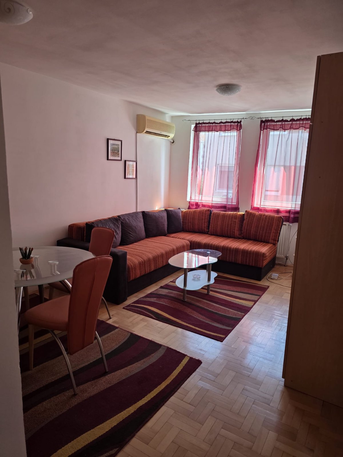 Izdajem garsonjeru u strogom centru Nisa ,kod pravnog i ekonomskog fakulteta ,opremljenu ,mogu da spavaju 2 osobe,garnitura se razvlaci i bude trosed.Centralno grejanje.tel 063400805