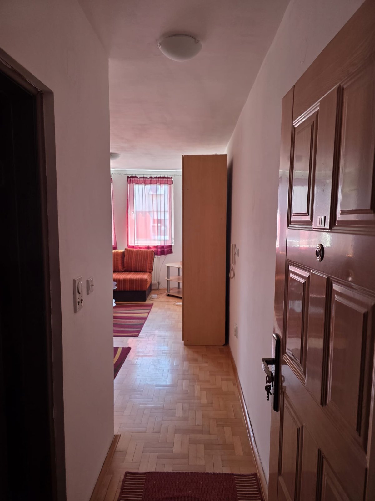 Izdajem garsonjeru u strogom centru Nisa ,kod pravnog i ekonomskog fakulteta ,opremljenu ,mogu da spavaju 2 osobe,garnitura se razvlaci i bude trosed.Centralno grejanje.tel 063400805