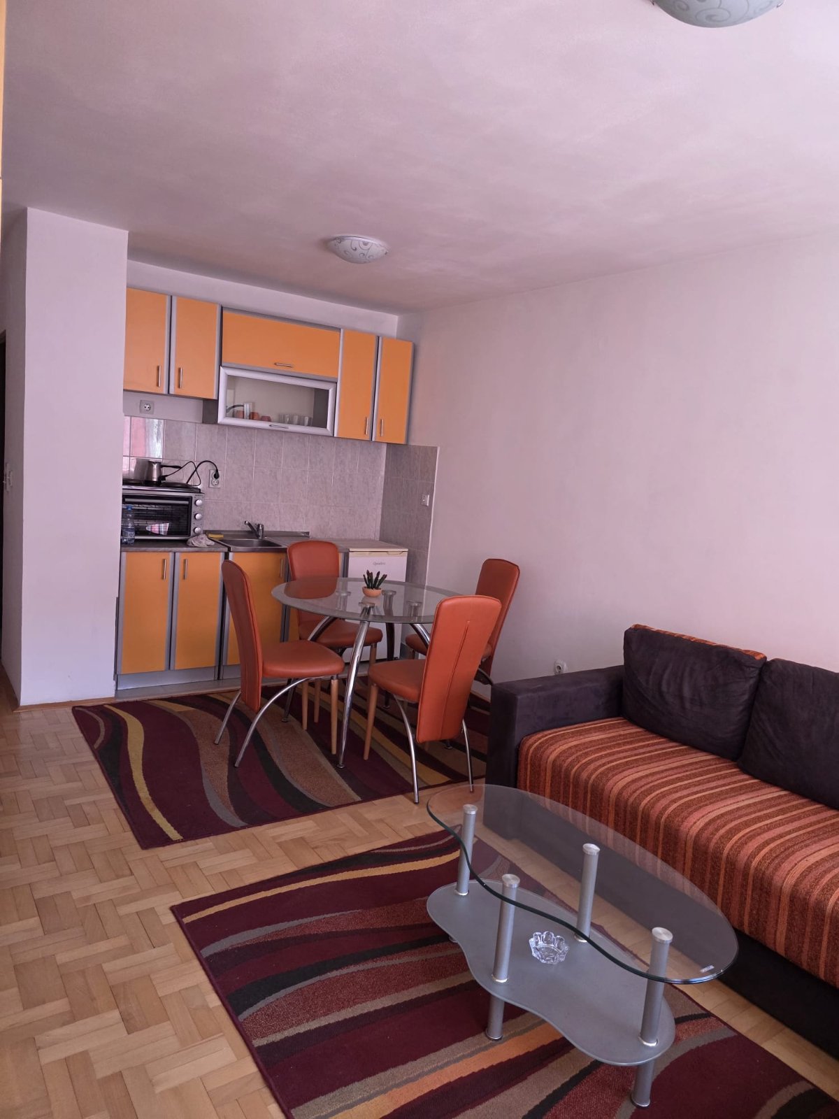 Izdajem garsonjeru u strogom centru Nisa ,kod pravnog i ekonomskog fakulteta ,opremljenu ,mogu da spavaju 2 osobe,garnitura se razvlaci i bude trosed.Centralno grejanje.tel 063400805