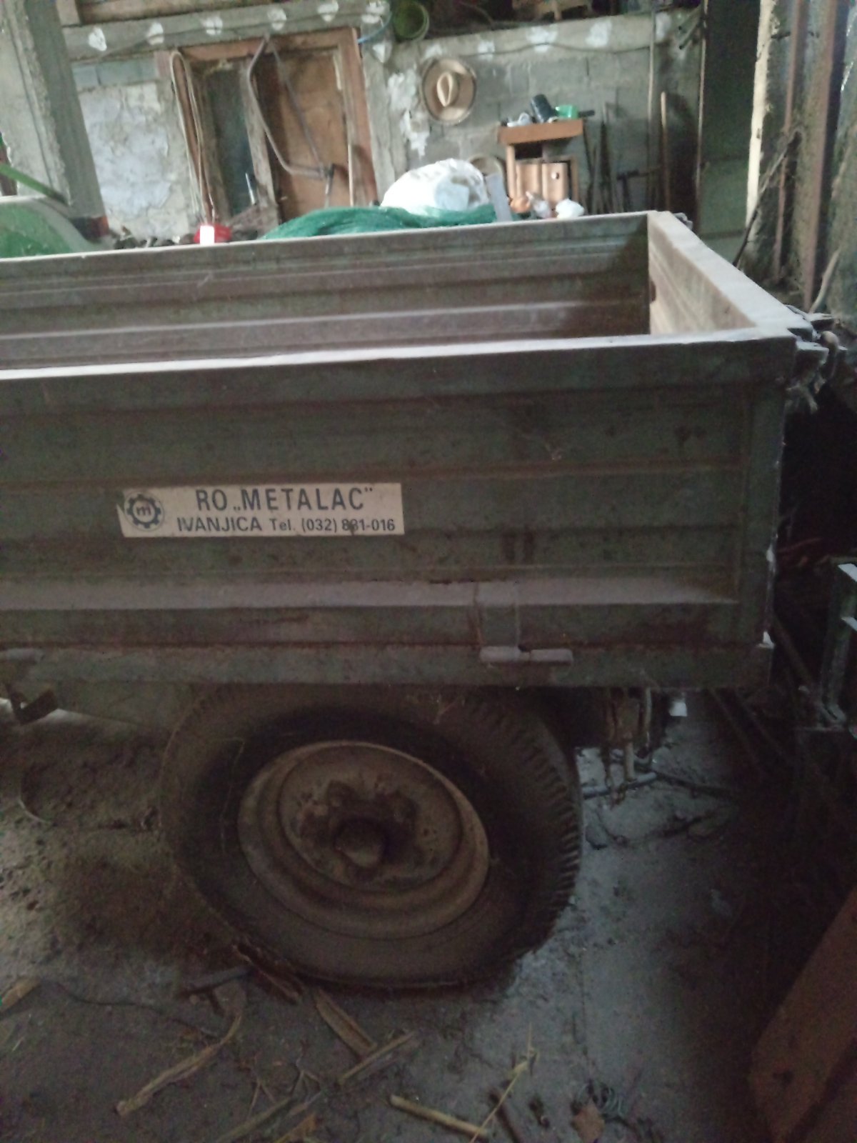 Prodajem traktorsku prikolicu, jednoosovinska, kiper. Cena:2000e. Tf:0654665861