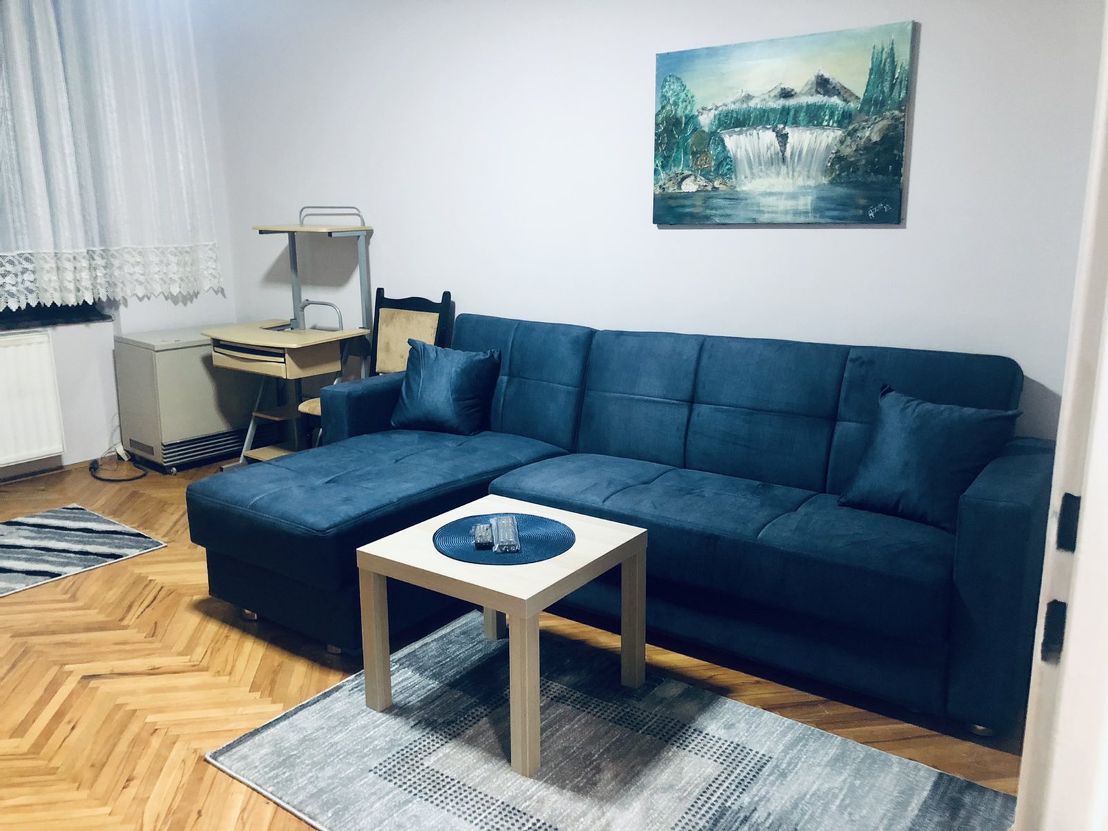 Izdajem dvosoban namesten stan u Carnojevicevoj ulici kod fakulteta Zastite na radu. Stan ima dve odvojene sobe i povoljen je za studente. 0601560004 0668147448