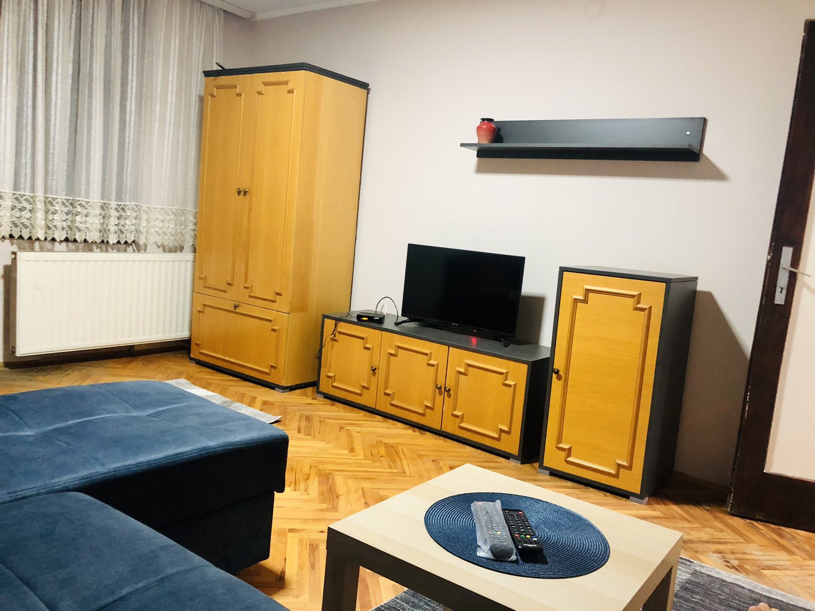 Izdajem dvosoban namesten stan u Carnojevicevoj ulici kod fakulteta Zastite na radu. Stan ima dve odvojene sobe i povoljen je za studente. 0601560004 0668147448