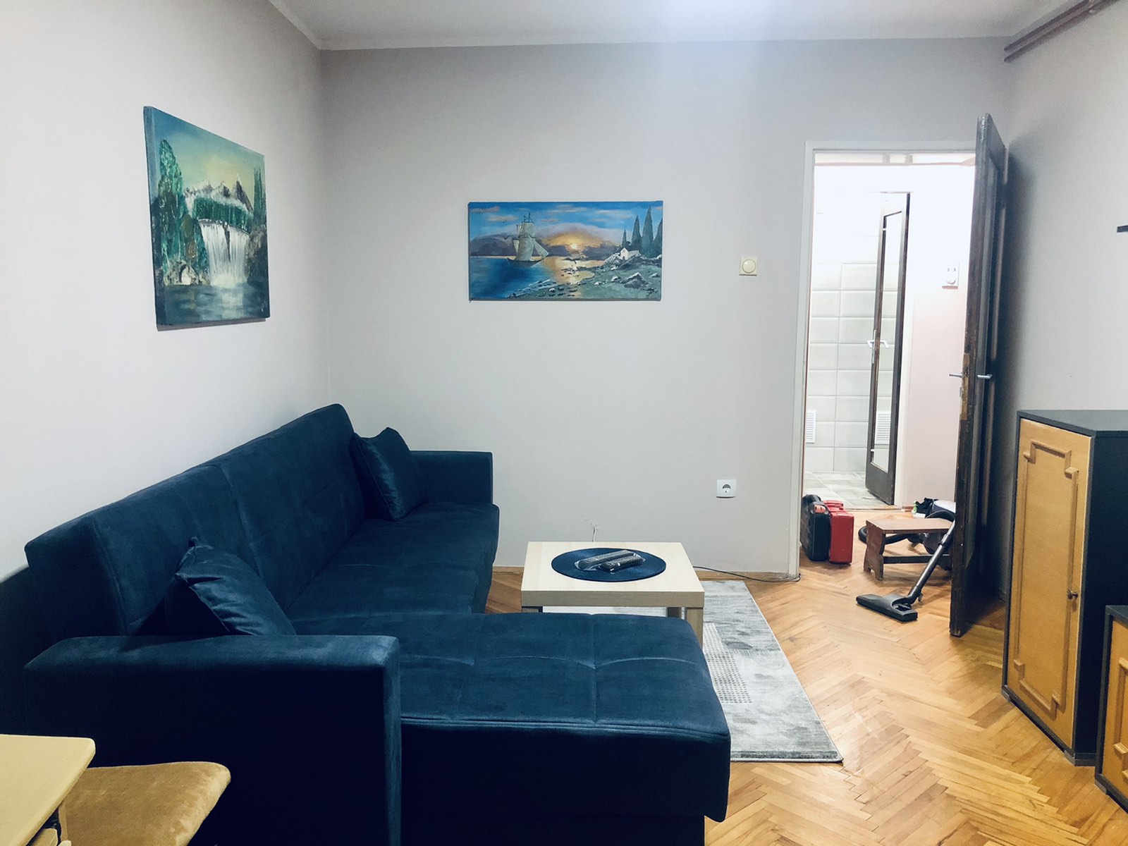 Izdajem dvosoban namesten stan u Carnojevicevoj ulici kod fakulteta Zastite na radu. Stan ima dve odvojene sobe i povoljen je za studente. 0601560004 0668147448