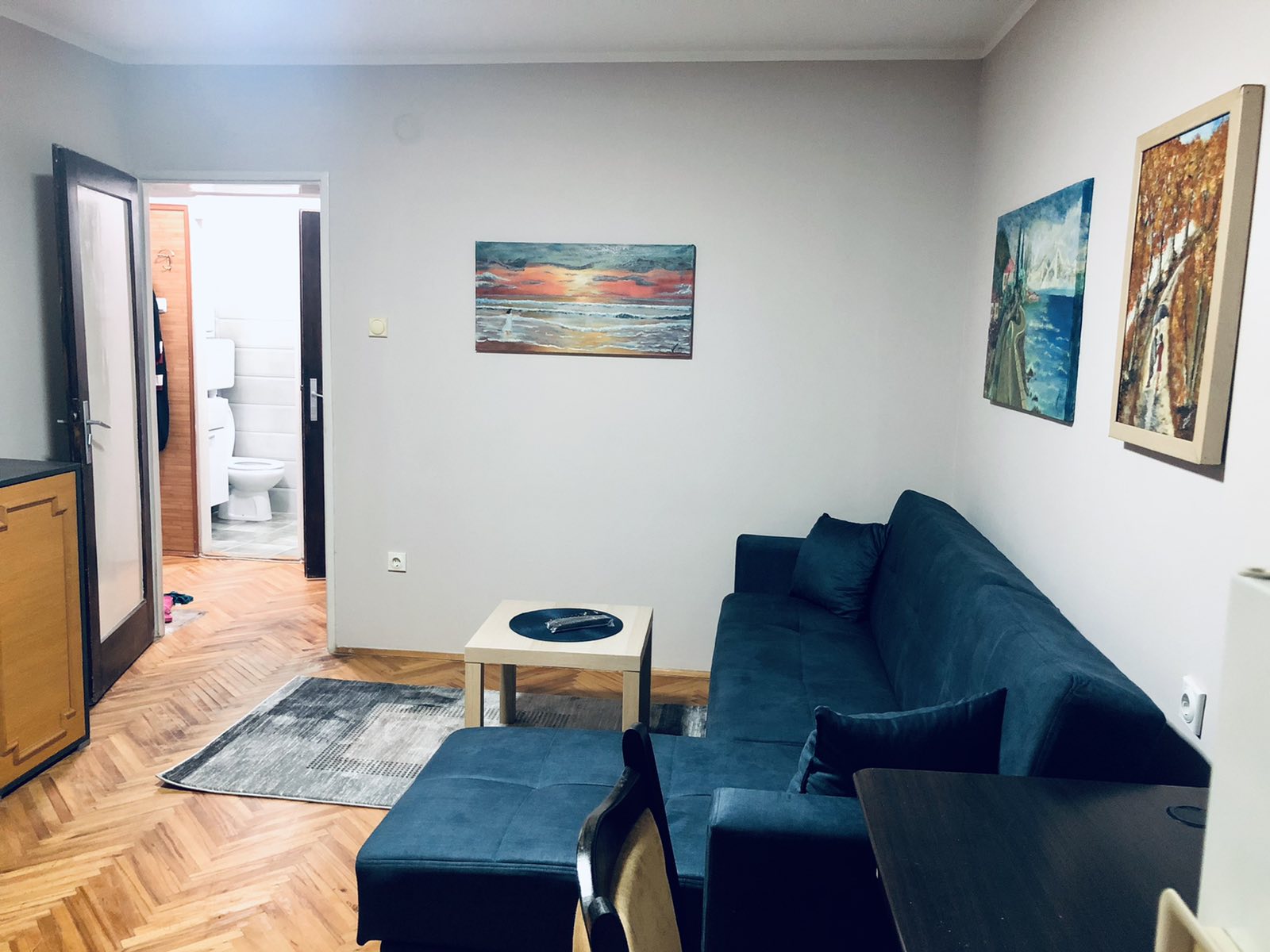 Izdajem dvosoban namesten stan u Carnojevicevoj ulici kod fakulteta Zastite na radu. Stan ima dve odvojene sobe i povoljen je za studente. 0601560004 0668147448