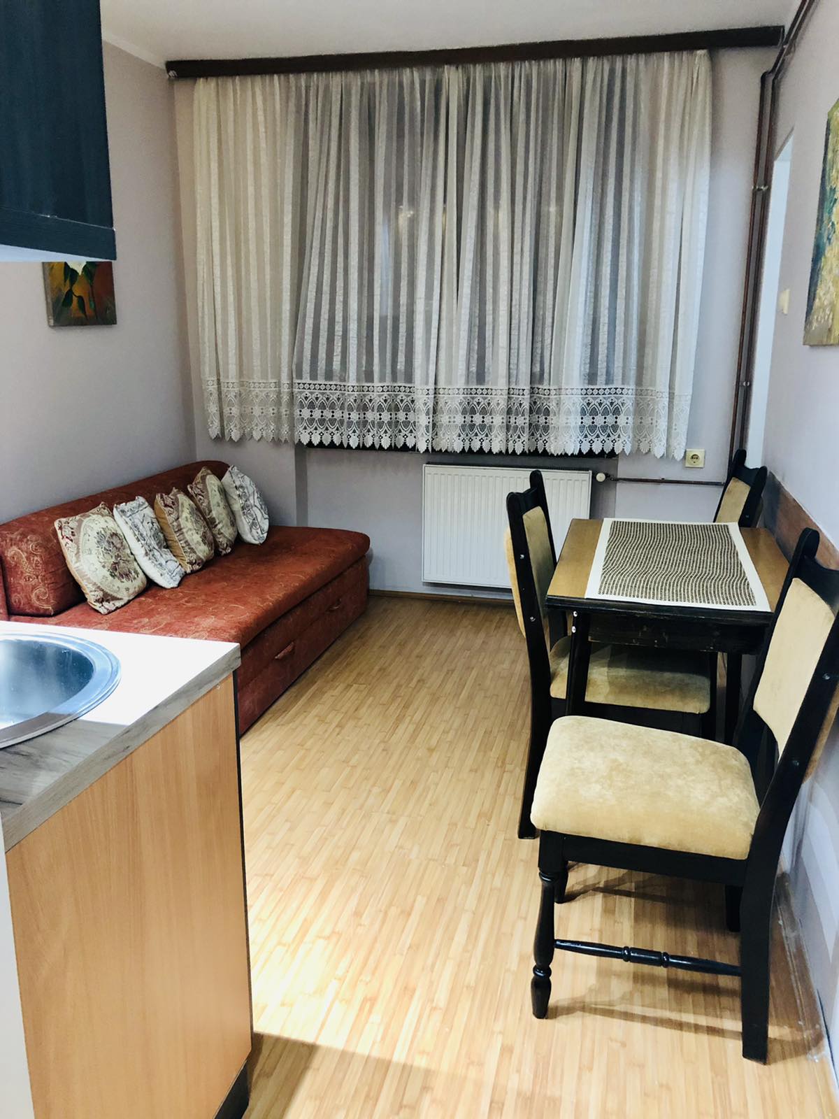 Izdajem dvosoban namesten stan u Carnojevicevoj ulici kod fakulteta Zastite na radu. Stan ima dve odvojene sobe i povoljen je za studente. 0601560004 0668147448