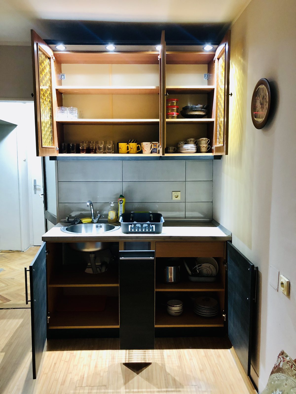 Izdajem dvosoban namesten stan u Carnojevicevoj ulici kod fakulteta Zastite na radu. Stan ima dve odvojene sobe i povoljen je za studente. 0601560004 0668147448