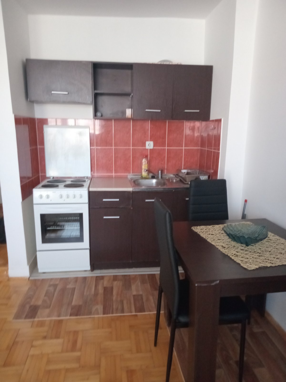 Izdaje se nameštena garsonjera u ulici Pariske komune