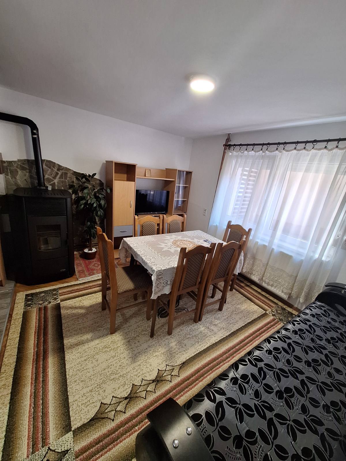 Izdaje se prizemlje kuce u Durlanu izmedju Slatke kuce i Somborskog buleara