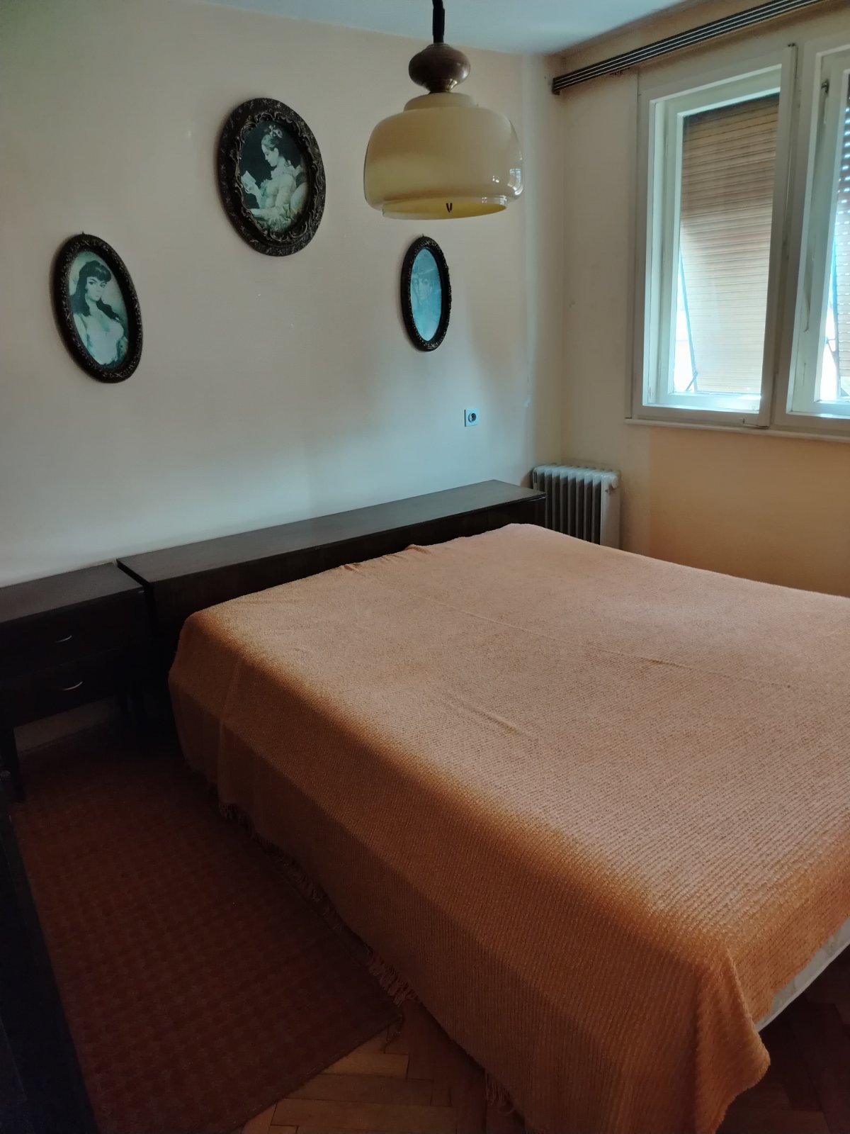 Izdaje se dvosoban stan studentima na duzi vremenski period uluca Pasterova u blizini Medicinskog fakulteta preko puta Gradske bolnice. Grejanje TA, internet, KTV. Cena 250 eura  + depozit. 0690261426 Jasmina