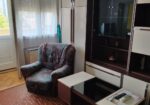 Izdajem nameštenu garsonjeru u Durlanu, posebna kuhinja, 2 kreveta. Garsonjera je na južnoj strani, 6. sprat, velika terasa. Grejanje TA (termoakumulaciona peć).  Tel: 0606016517