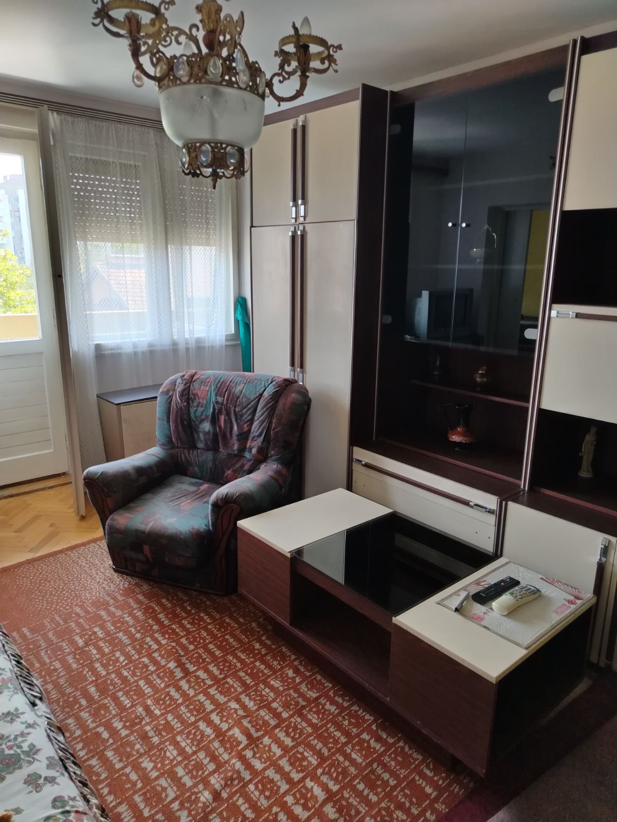 Izdajem nameštenu garsonjeru u Durlanu, posebna kuhinja, 2 kreveta. Garsonjera je na južnoj strani, 6. sprat, velika terasa. Grejanje TA (termoakumulaciona peć).  Tel: 0606016517
