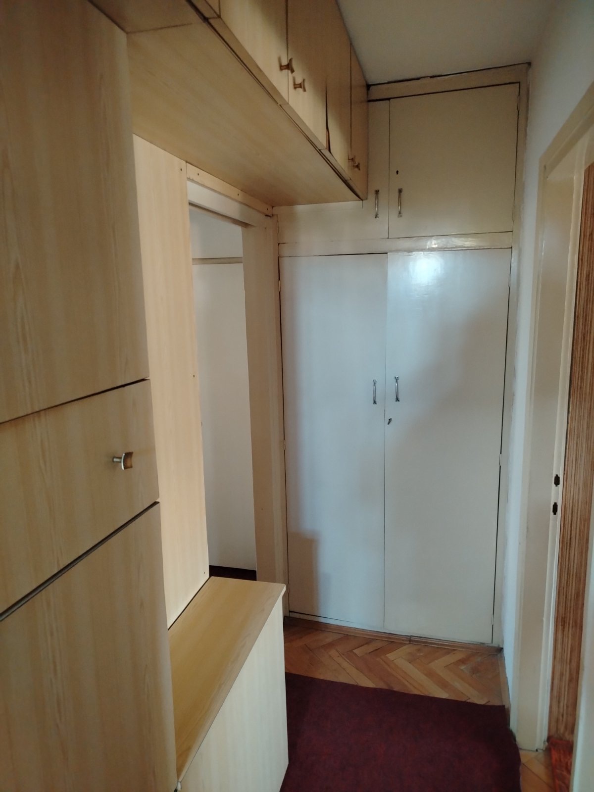 Izdaje se dvosoban stan studentima na duzi vremenski period uluca Pasterova u blizini Medicinskog fakulteta preko puta Gradske bolnice. Grejanje TA, internet, KTV. Cena 250 eura  + depozit. 0690261426 Jasmina