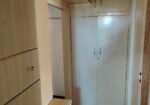 Izdajem nameštenu garsonjeru u Durlanu, posebna kuhinja, 2 kreveta. Garsonjera je na južnoj strani, 6. sprat, velika terasa. Grejanje TA (termoakumulaciona peć).  Tel: 0606016517