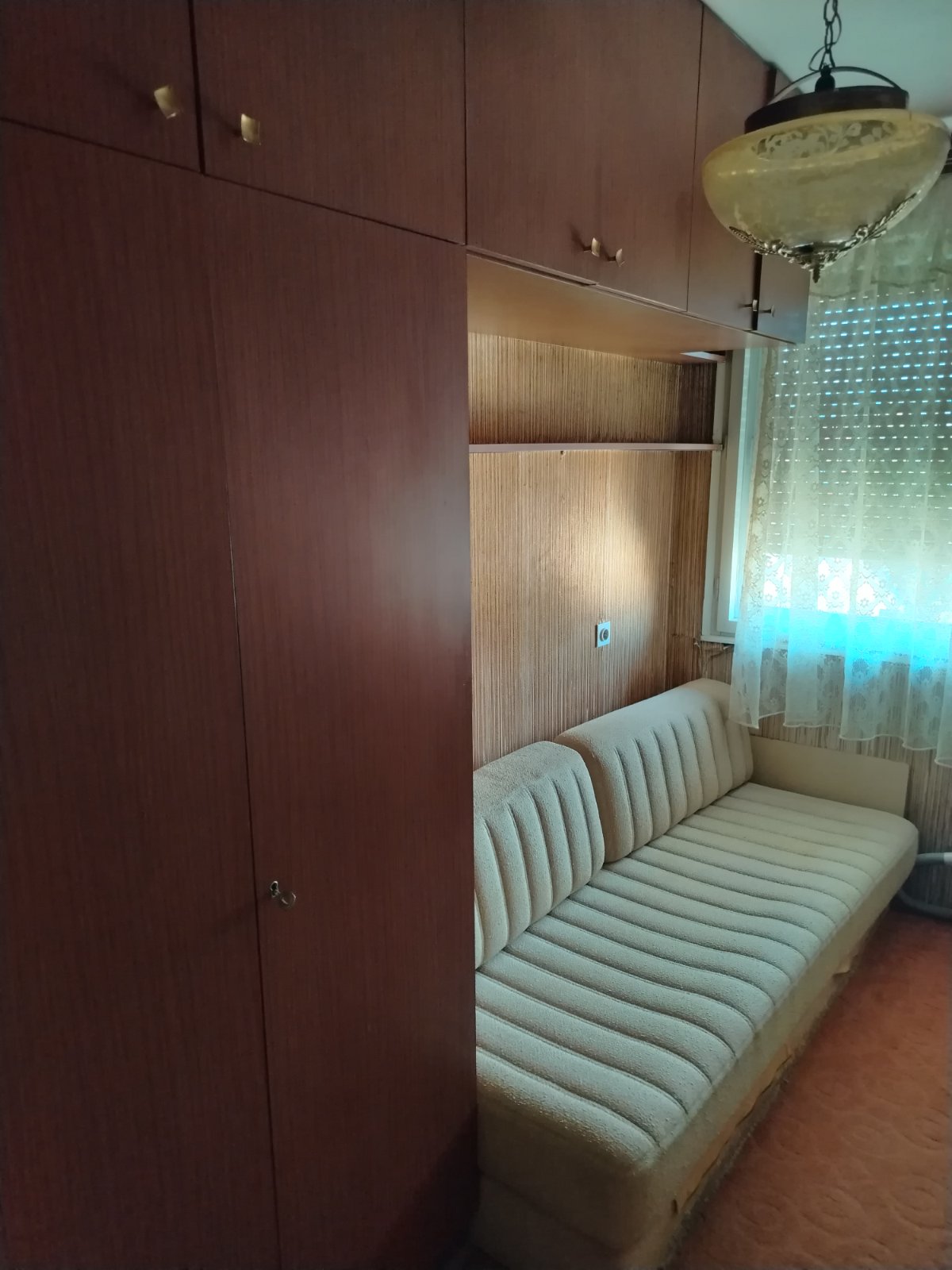 Izdaje se dvosoban stan studentima na duzi vremenski period uluca Pasterova u blizini Medicinskog fakulteta preko puta Gradske bolnice. Grejanje TA, internet, KTV. Cena 250 eura  + depozit. 0690261426 Jasmina