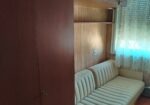 Izdajem nameštenu garsonjeru u Durlanu, posebna kuhinja, 2 kreveta. Garsonjera je na južnoj strani, 6. sprat, velika terasa. Grejanje TA (termoakumulaciona peć).  Tel: 0606016517