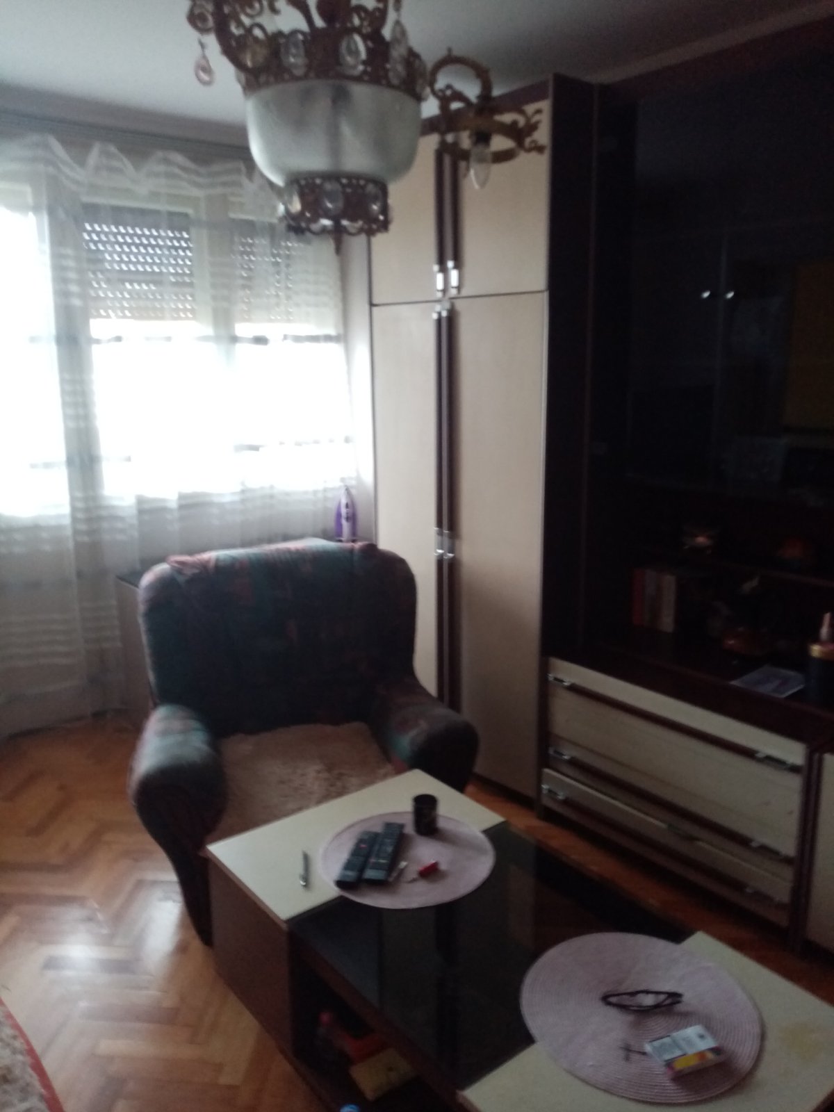 Izdajem nameštenu garsonjeru u Durlanu, posebna kuhinja, 2 kreveta. Garsonjera je na južnoj strani, 6. sprat, velika terasa. Grejanje TA (termoakumulaciona peć).  Tel: 0606016517