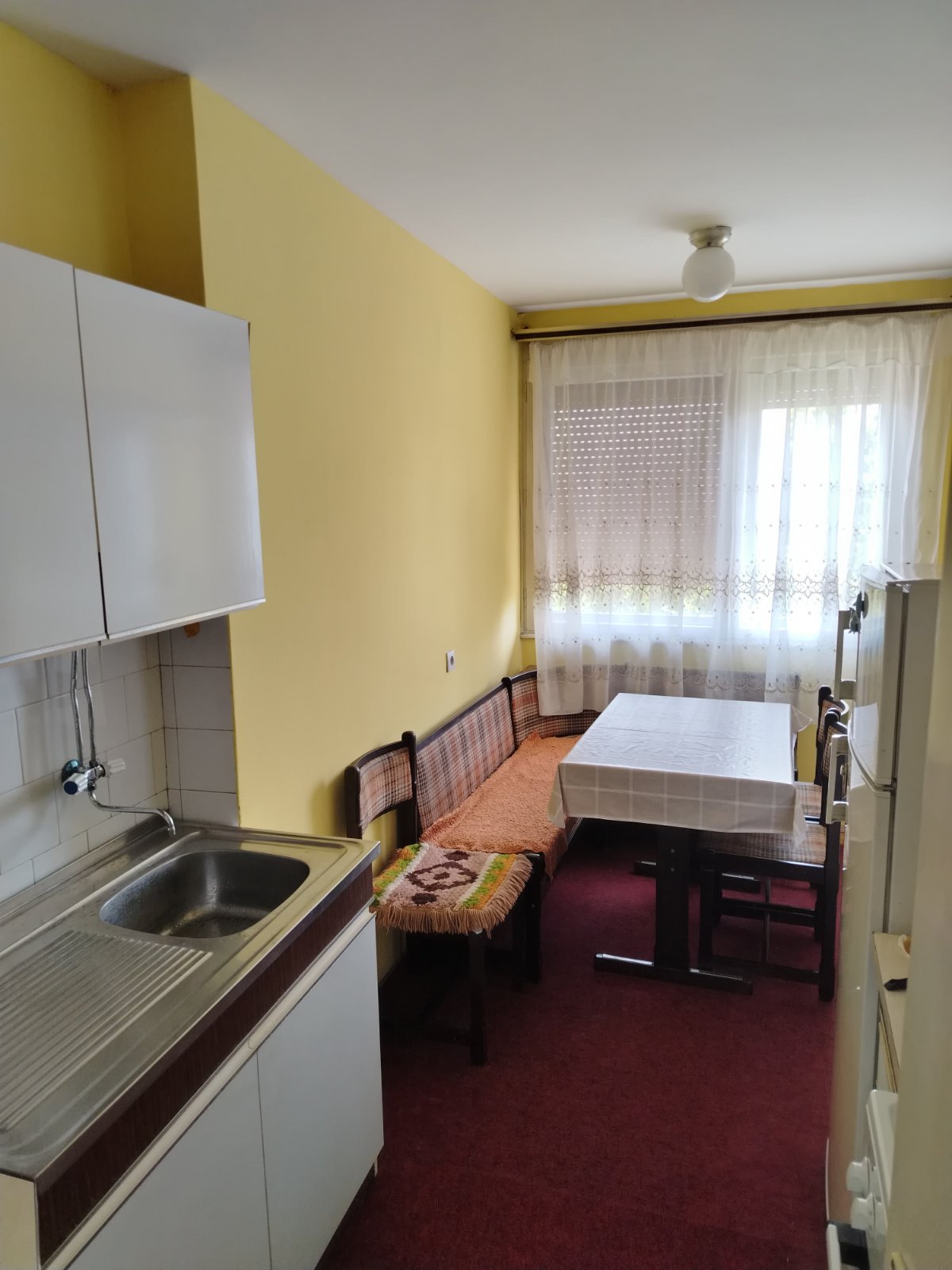 Izdajem nameštenu garsonjeru u Durlanu, posebna kuhinja, 2 kreveta. Garsonjera je na južnoj strani, 6. sprat, velika terasa. Grejanje TA (termoakumulaciona peć).  Tel: 0606016517