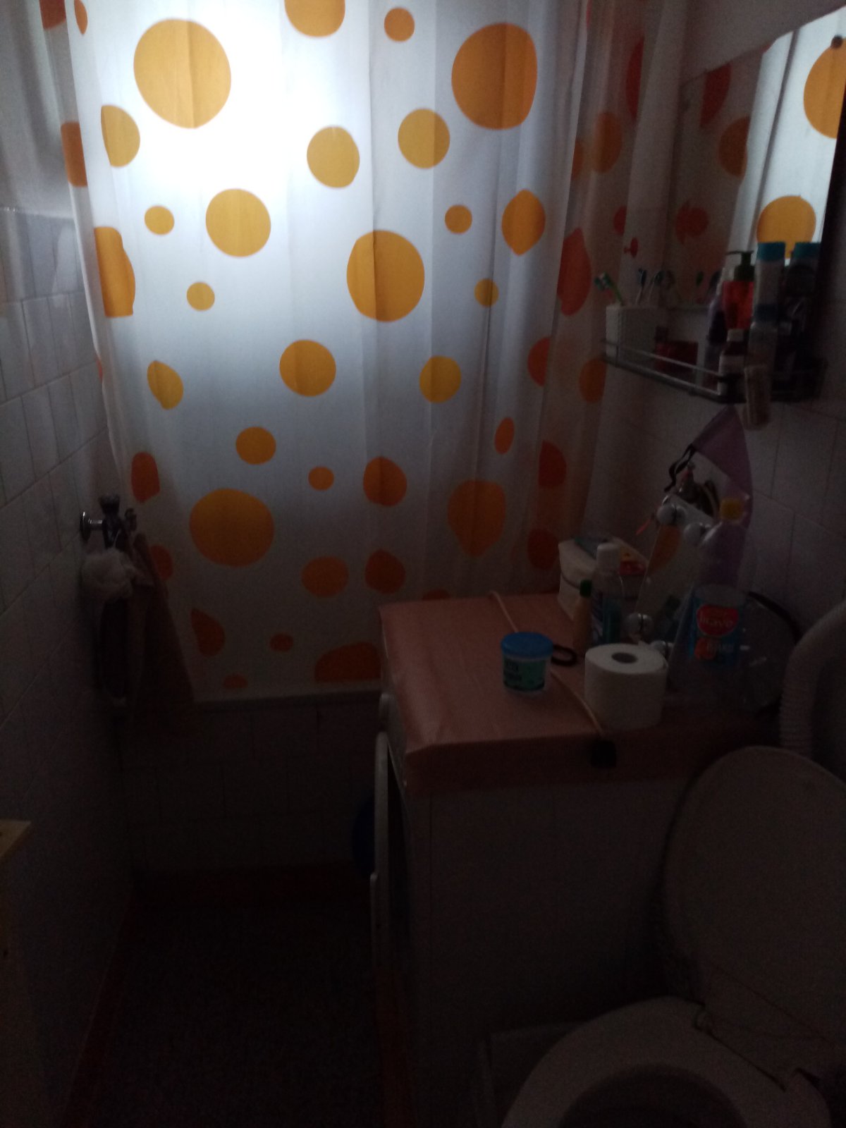 Izdajem nameštenu garsonjeru u Durlanu, posebna kuhinja, 2 kreveta. Garsonjera je na južnoj strani, 6. sprat, velika terasa. Grejanje TA (termoakumulaciona peć).  Tel: 0606016517