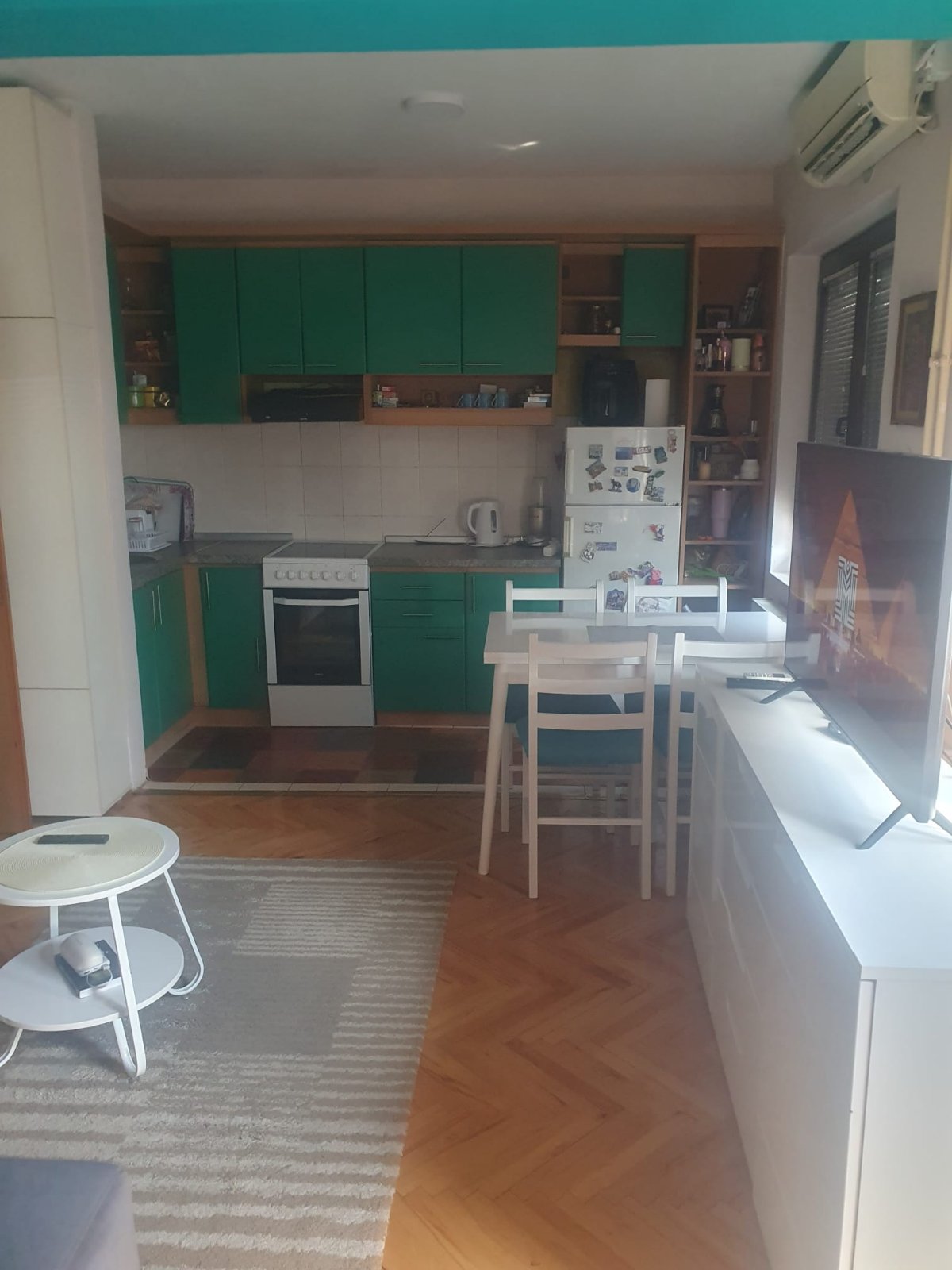 Prodajem stan povrsine 39m2 u blizini Pravnog i Ekonomskog fakulteta pogodan za porodicu, studente. Stan se nalazi na 5 spratu, uknjizen. Stan se prodaje sa postojecim stvarima. 0631643344