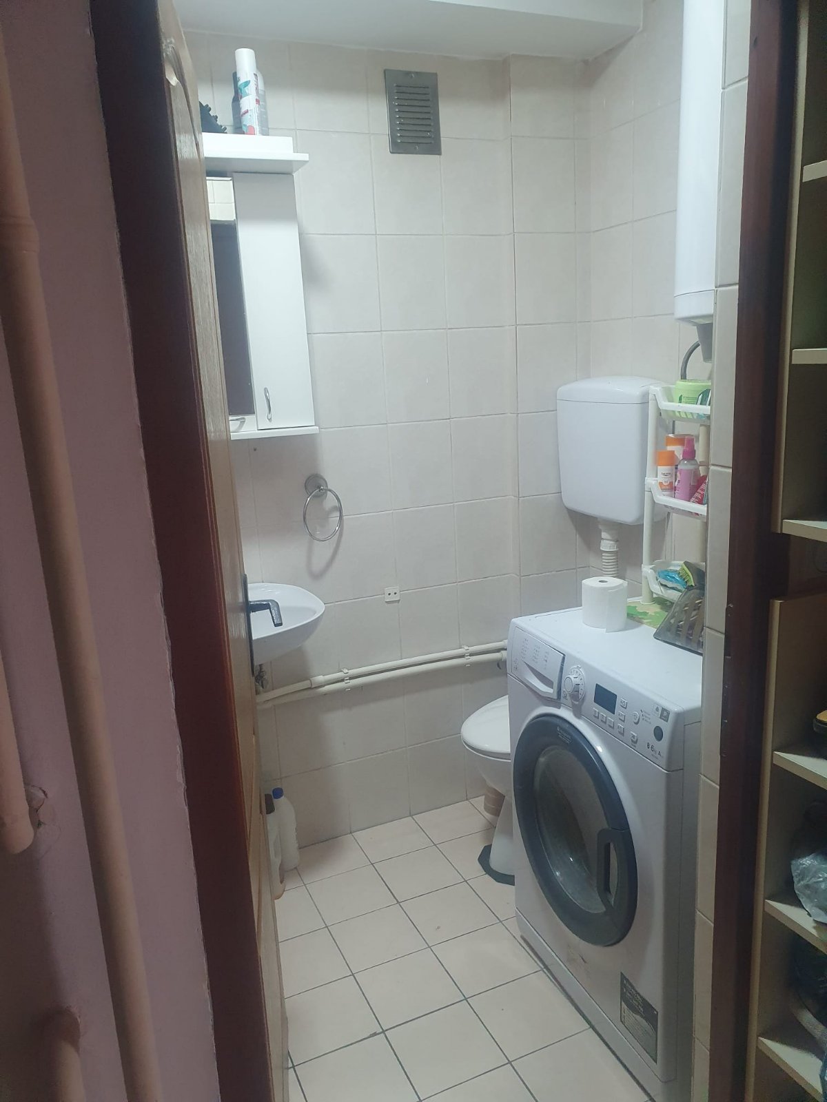 Prodajem stan povrsine 39m2 u blizini Pravnog i Ekonomskog fakulteta pogodan za porodicu, studente. Stan se nalazi na 5 spratu, uknjizen. Stan se prodaje sa postojecim stvarima. 0631643344