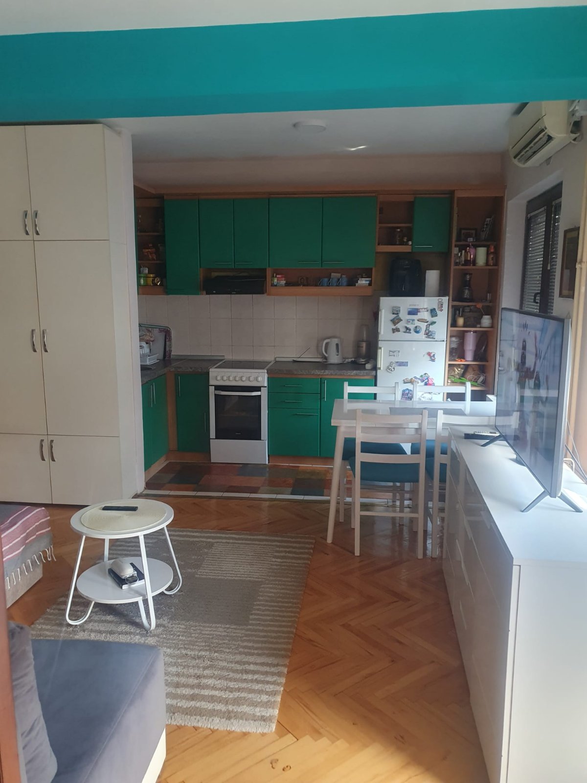 Prodajem stan povrsine 39m2 u blizini Pravnog i Ekonomskog fakulteta pogodan za porodicu, studente. Stan se nalazi na 5 spratu, uknjizen. Stan se prodaje sa postojecim stvarima. 0631643344