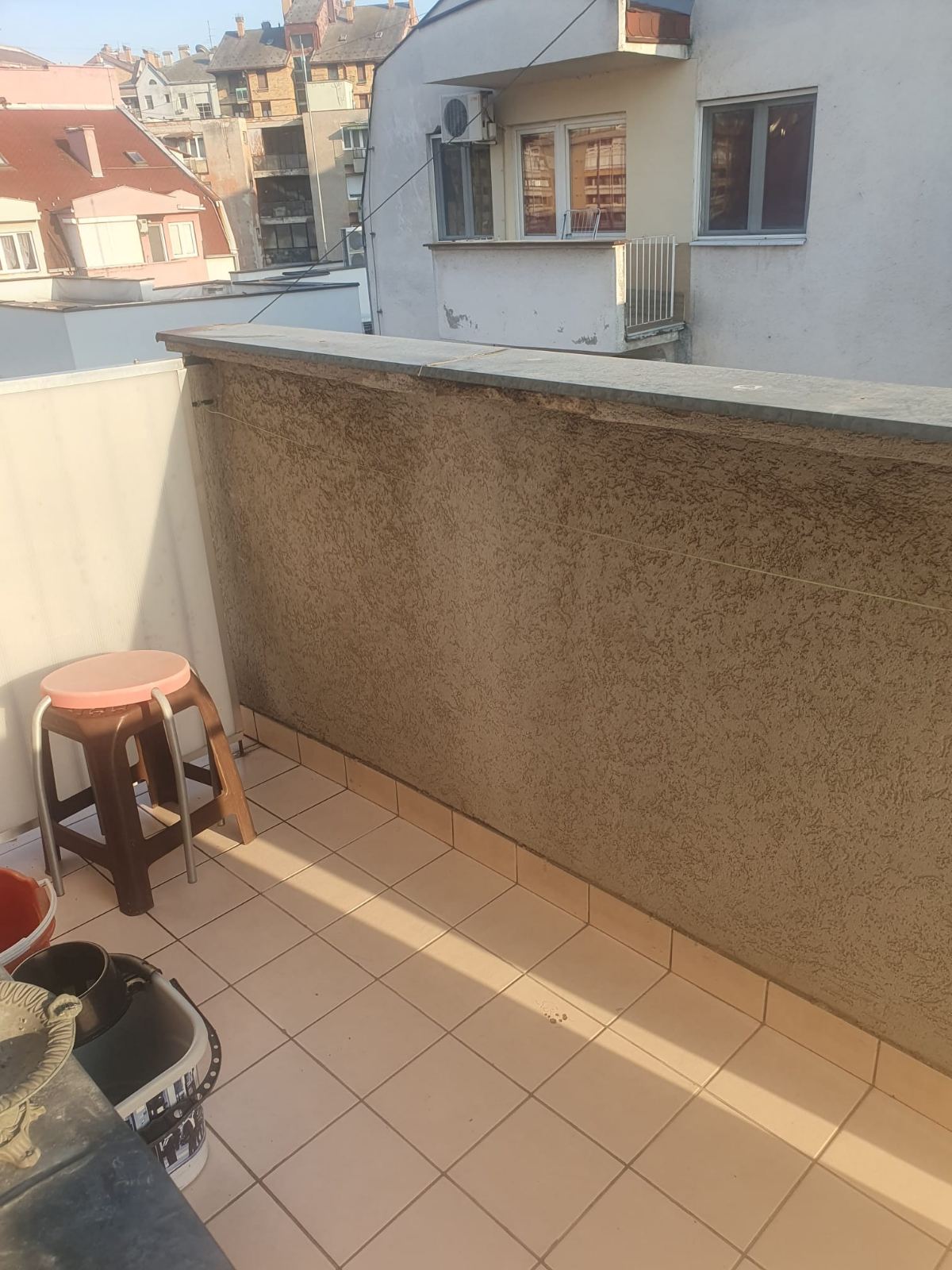 Prodajem stan povrsine 39m2 u blizini Pravnog i Ekonomskog fakulteta pogodan za porodicu, studente. Stan se nalazi na 5 spratu, uknjizen. Stan se prodaje sa postojecim stvarima. 0631643344