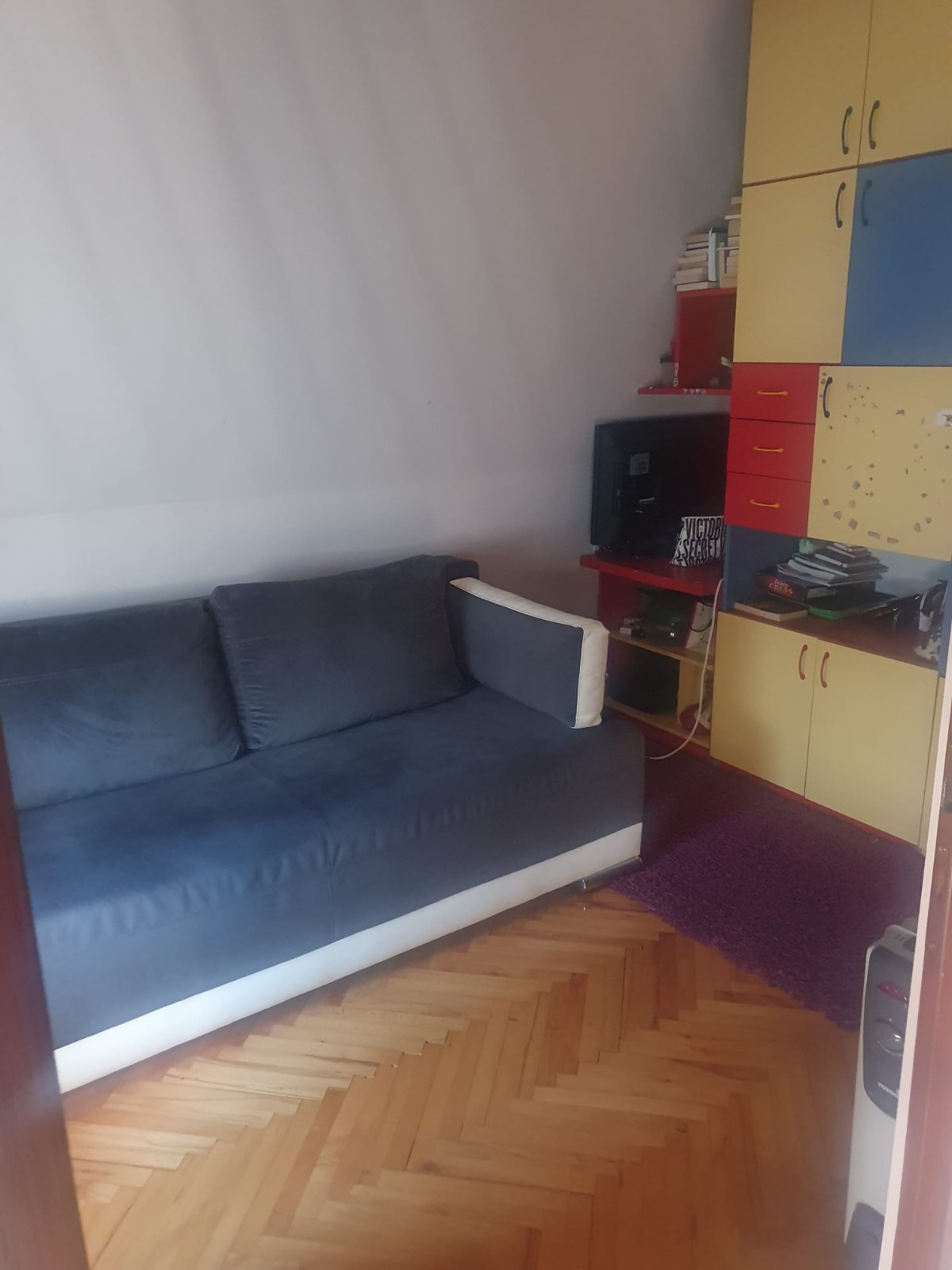 Prodajem stan povrsine 39m2 u blizini Pravnog i Ekonomskog fakulteta pogodan za porodicu, studente. Stan se nalazi na 5 spratu, uknjizen. Stan se prodaje sa postojecim stvarima. 0631643344