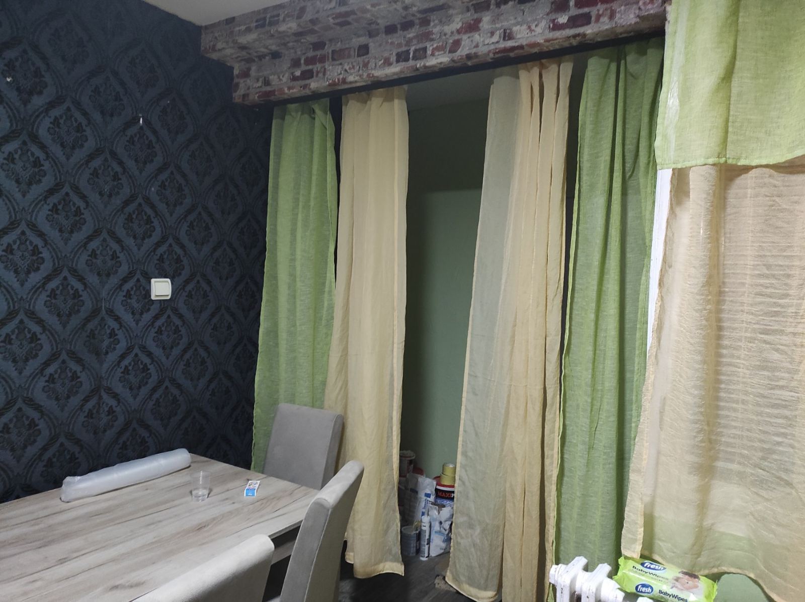 Izdajem.dvosoban namesten stan 54m2 kod Medicinskog fakulteta. Grejanje -klima, parking, podrum. Stan je useljiv od 01.08.2026. Cena 300 eura. 062466052