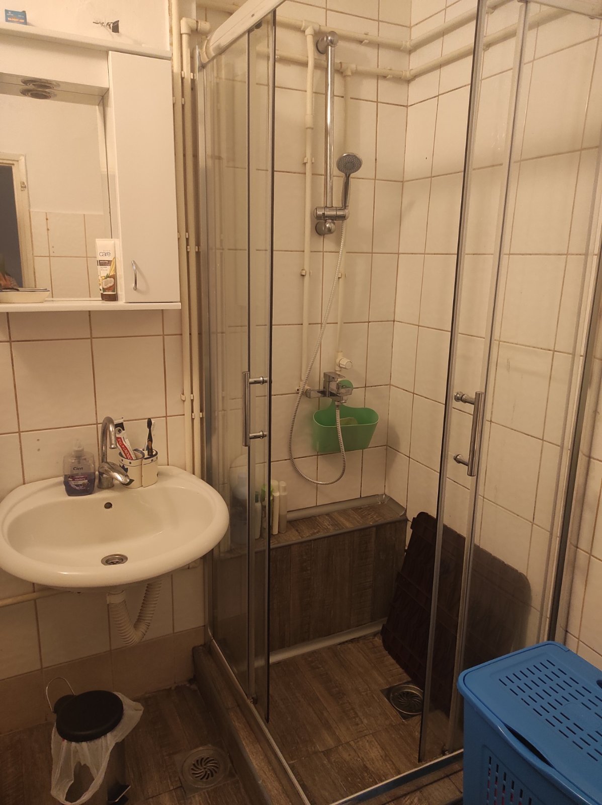 Izdajem.dvosoban namesten stan 54m2 kod Medicinskog fakulteta. Grejanje -klima, parking, podrum. Stan je useljiv od 01.08.2026. Cena 300 eura. 062466052