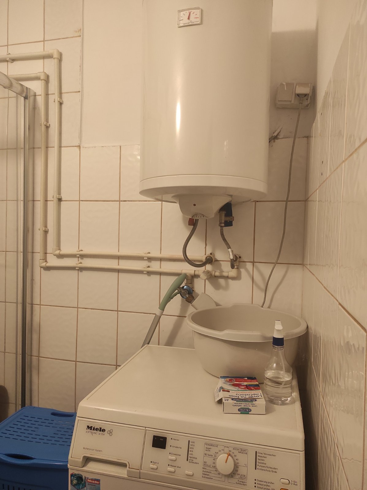 Izdajem.dvosoban namesten stan 54m2 kod Medicinskog fakulteta. Grejanje -klima, parking, podrum. Stan je useljiv od 01.08.2026. Cena 300 eura. 062466052