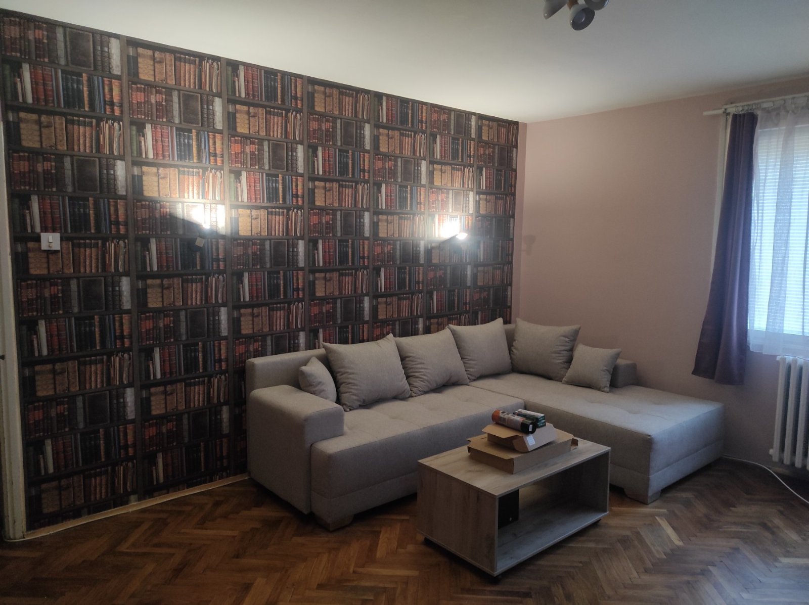Izdajem.dvosoban namesten stan 54m2 kod Medicinskog fakulteta. Grejanje -klima, parking, podrum. Stan je useljiv od 01.08.2026. Cena 300 eura. 062466052