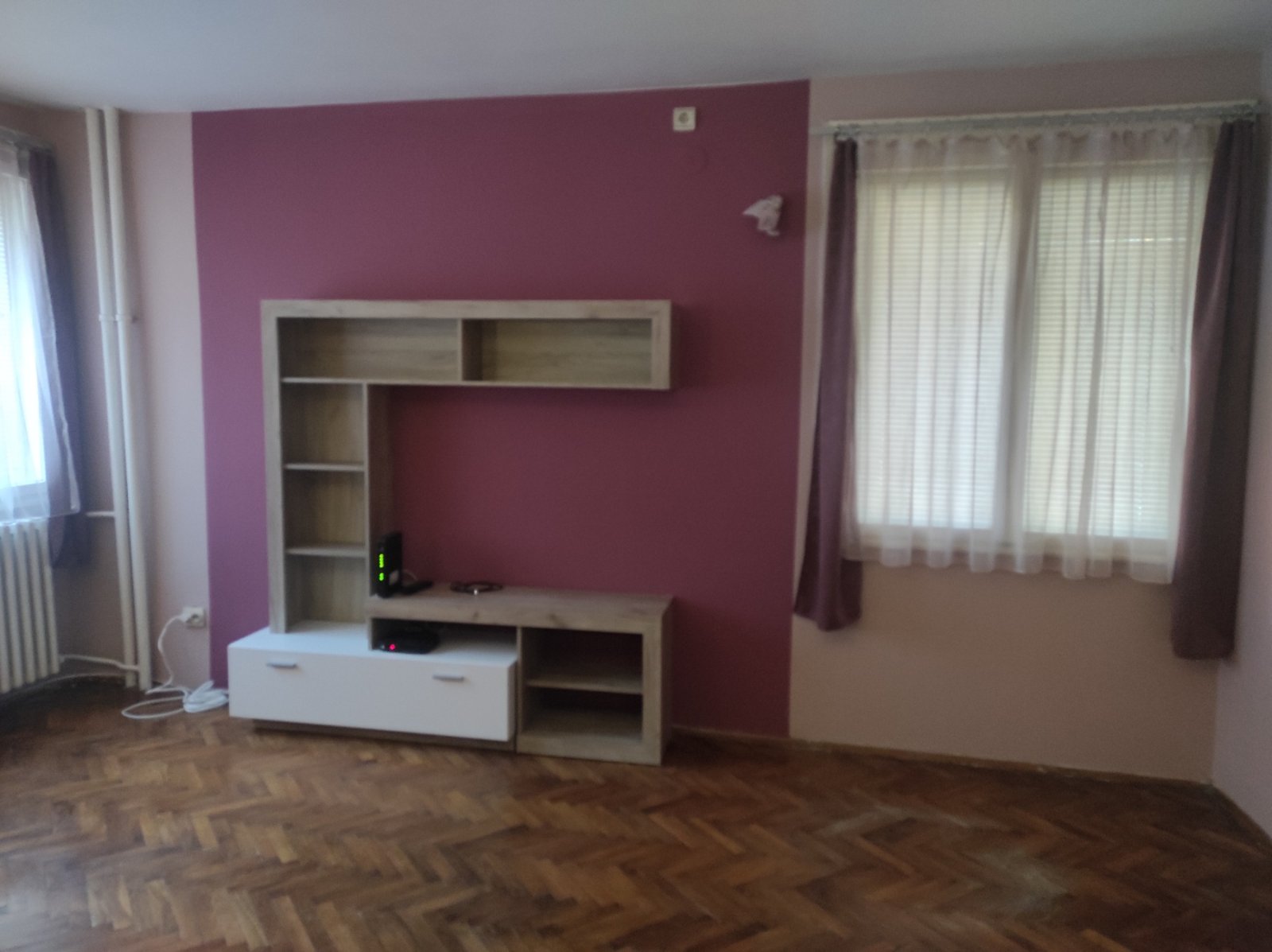 Izdajem.dvosoban namesten stan 54m2 kod Medicinskog fakulteta. Grejanje -klima, parking, podrum. Stan je useljiv od 01.08.2026. Cena 300 eura. 062466052