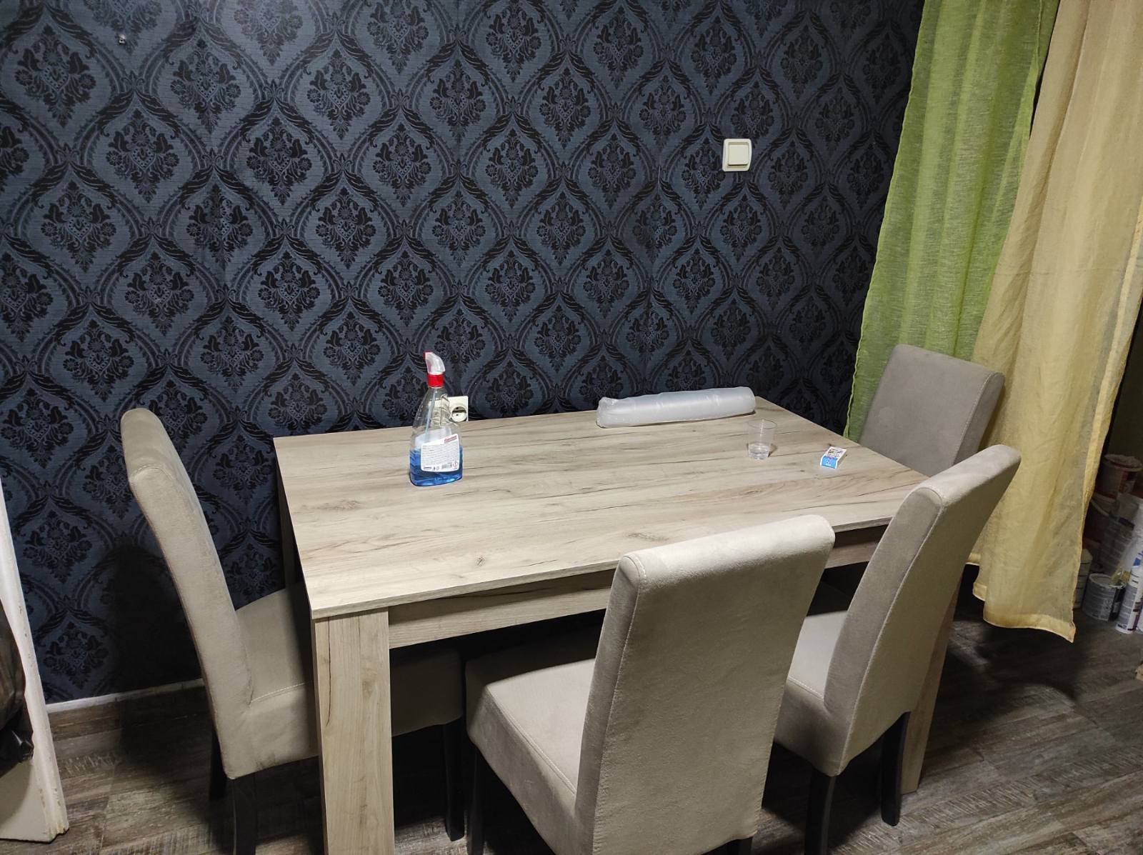 Izdajem.dvosoban namesten stan 54m2 kod Medicinskog fakulteta. Grejanje -klima, parking, podrum. Stan je useljiv od 01.08.2026. Cena 300 eura. 062466052